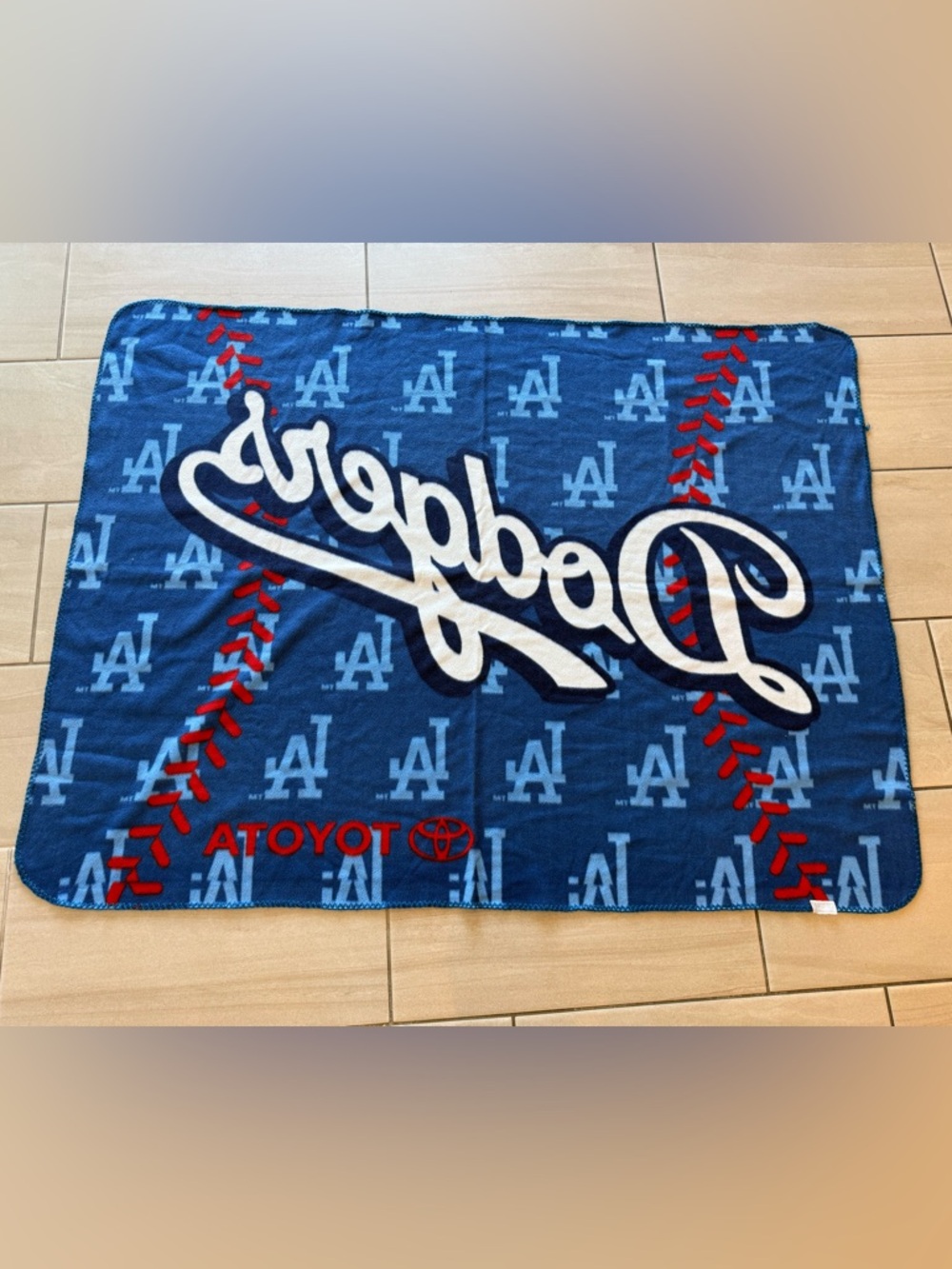Navy Blue Los Angeles Dodgers Fleece Throw Blanket - Picture 2 of 5